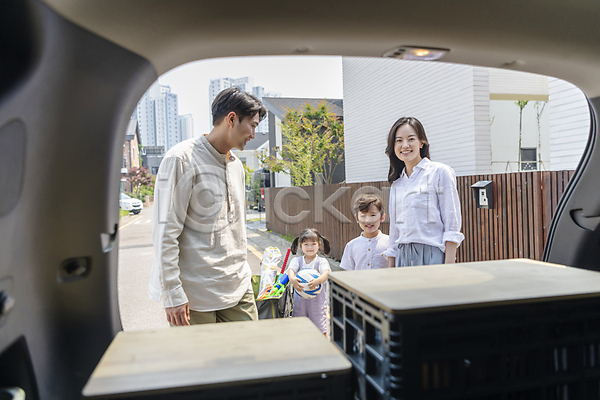 준비 행복 30대 남자 성인 소녀(어린이) 소년 어린이 여러명 여자 한국인 JPG 앞모습 옆모습 포토 가족 가족라이프 가족여행 들기 미소(표정) 상반신 야외 응시 자동차 자동차트렁크 주간 짐 휴가