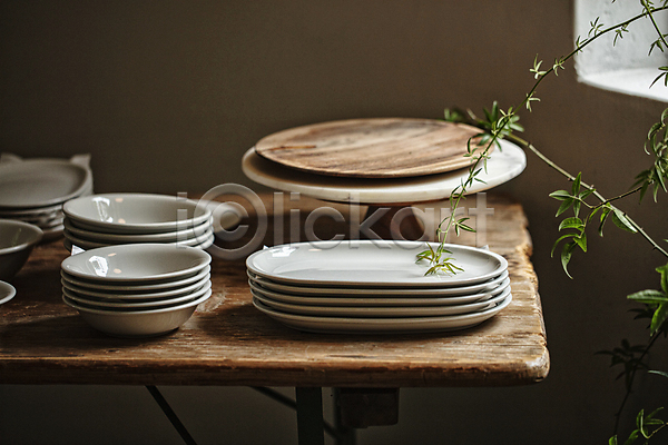 감성 사람없음 JPG 포토 그릇 나무접시 실내 쌓기 접시 정리 정리정돈 탁자 풀(식물) 플레이팅