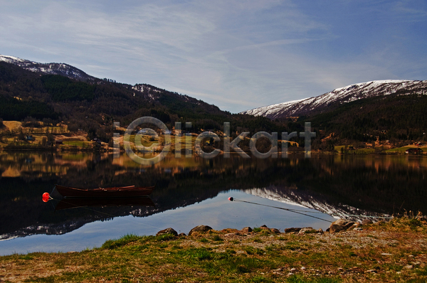 사람없음 JPG 포토 해외이미지 거울 나룻배 노르웨이 농장 맑음 목재 물 반사 보트 봄 산 속도 숙이기 숲 스칸디나비아 시골 자연 태양 풍경(경치) 호수