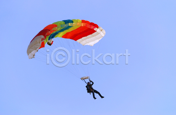 남자 성인 성인남자한명만 한명 JPG 포토 해외이미지 글라이더 낙하산 당기기 되감기 비행 야외 주간 패러글라이딩 하늘