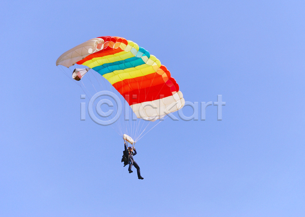 남자 성인 성인남자한명만 한명 JPG 포토 해외이미지 글라이더 낙하산 비행 야외 주간 패러글라이딩 하늘