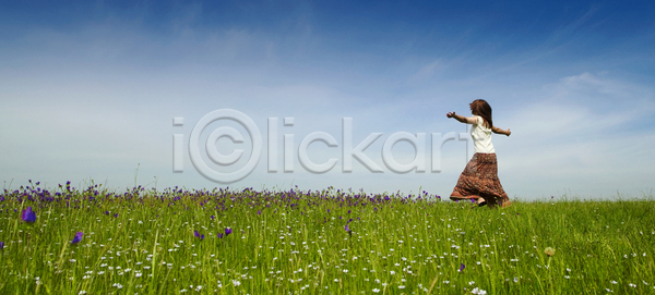 기쁨 신선 자유 청춘 행복 사람 여자 한명 JPG 포토 해외이미지 4 건강 공원 드레스 무료 밭 봄 뷰티 야외 여름 유행 자연 잔디 초록색 초원 춤 치마 파란색 하늘 해외포토