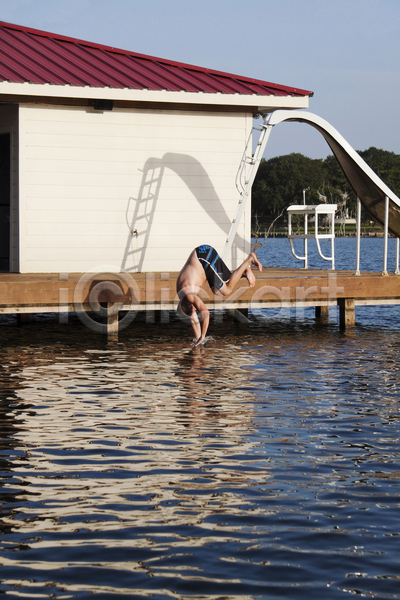 떨어짐 자신감 남자 사람 한명 JPG 포토 해외이미지 가을(계절) 구부린 다이빙 달리기 물 수영 야외 여름(계절) 점프 포즈 하늘 호수 휴가