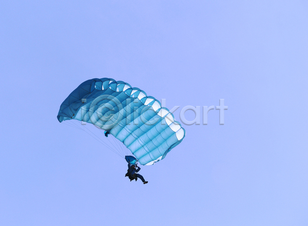 남자 성인 성인남자한명만 한명 JPG 포토 해외이미지 글라이더 낙하산 비행 야외 주간 패러글라이딩 하늘