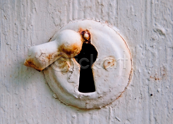 사람없음 JPG 포토 해외이미지 구식 금속 대문 목재 문 부식 수확 안전 열쇠 열쇠구멍 옛날 오픈 잠금 질감 페인트 펼침 흰색