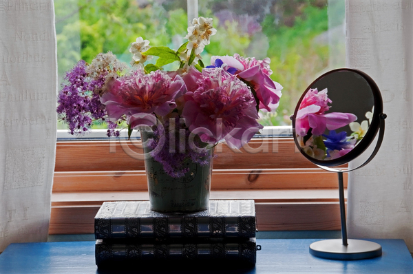 부드러움 휴식 사람없음 여자 JPG 포토 해외이미지 거울 꽃 꽃다발 꽃무늬 꽃병 내부 방 보석 분홍색 빛 상자 은색 작약 정원 창문 초록색 침실 커튼 탁자 터치 파란색 흰색