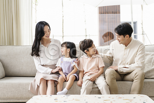 행복 30대 남자 성인 소녀(어린이) 소년 어린이 여러명 여자 한국인 JPG 앞모습 포토 가족라이프 거실 딸 마주보기 미소(표정) 상반신 소파 실내 아들 아빠 앉기 엄마 응시 전신 탁자 핵가족