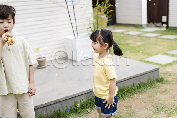 즐거움 행복 남자 두명 소녀(어린이) 소년 어린이 어린이만 여자 한국인 JPG 앞모습 옆모습 포토 가족라이프 남매 단독주택 들기 미소(표정) 불기 비눗방울 비눗방울놀이 상반신 야외 어린이라이프 응시 정원 주간 핵가족