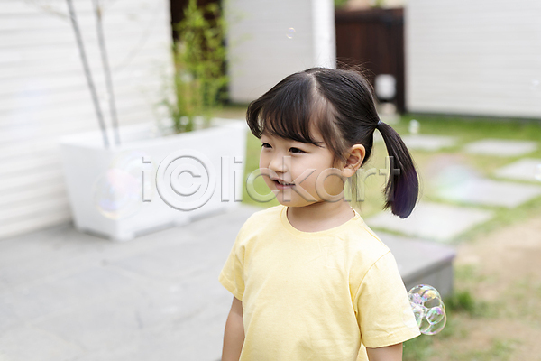 즐거움 행복 소녀(어린이) 소녀한명만 어린이 여자 한국인 한명 JPG 아웃포커스 앞모습 포토 가족라이프 단독주택 딸 미소(표정) 비눗방울 비눗방울놀이 상반신 야외 어린이라이프 응시 정원 주간 핵가족