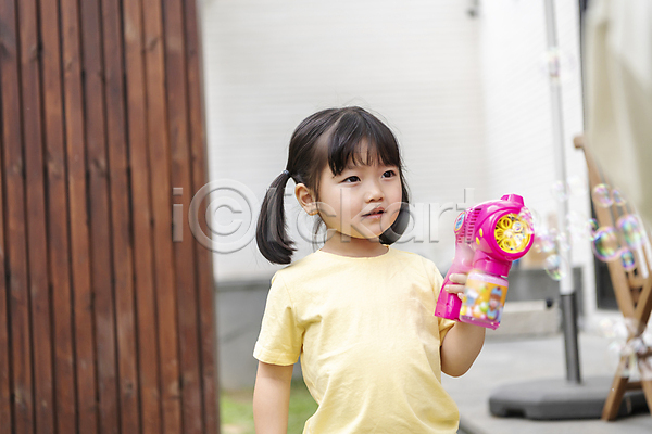 즐거움 행복 소녀(어린이) 소녀한명만 어린이 여자 한국인 한명 JPG 아웃포커스 앞모습 포토 가족라이프 단독주택 들기 딸 비눗방울 비눗방울놀이 상반신 야외 어린이라이프 응시 정원 주간 핵가족