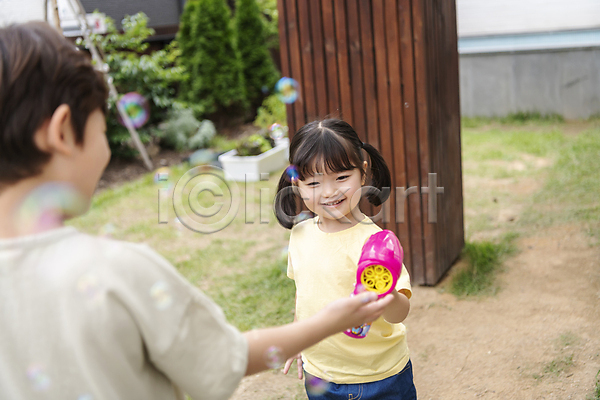 즐거움 행복 남자 두명 소녀(어린이) 소년 어린이 어린이만 여자 한국인 JPG 뒷모습 소프트포커스 앞모습 포토 가족라이프 남매 단독주택 들기 미소(표정) 비눗방울 비눗방울놀이 상반신 손들기 야외 어린이라이프 정원 주간 핵가족