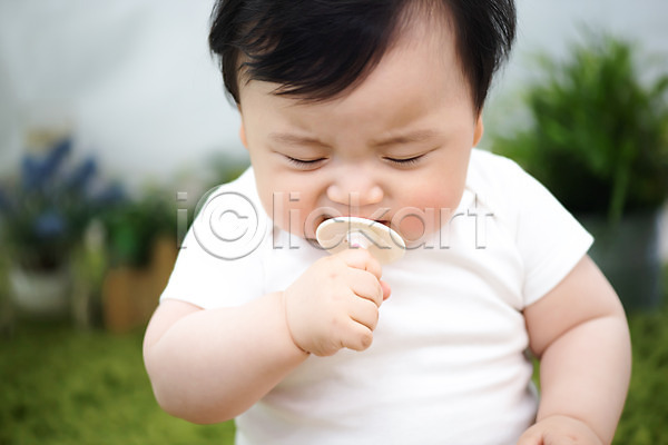 귀여움 보호 성장 남자 남자아기한명만 아기 한국인 한명 JPG 앞모습 포토 건강 들기 상반신 스튜디오촬영 실내 앉기 치아건강 칫솔