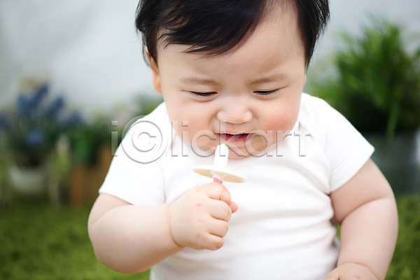 귀여움 보호 성장 남자 남자아기한명만 아기 한국인 한명 JPG 앞모습 포토 건강 들기 상반신 스튜디오촬영 실내 앉기 치아건강 칫솔