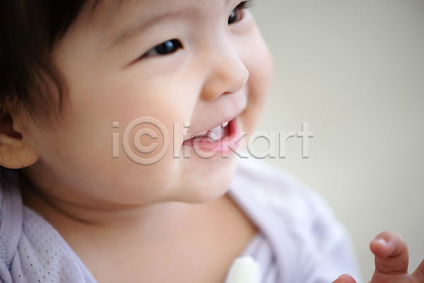 귀여움 보호 성장 즐거움 아기 여자 여자아기한명만 한국인 한명 JPG 근접촬영 포토 건강 미소(표정) 상반신 스튜디오촬영 실내 응시 치아 치아건강 칫솔