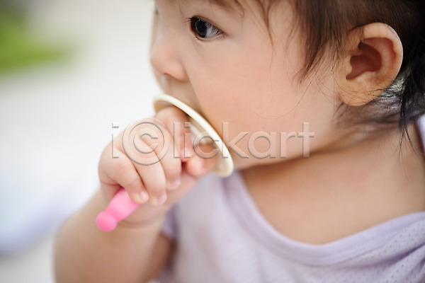 귀여움 보호 성장 즐거움 아기 여자 여자아기한명만 한국인 한명 JPG 근접촬영 포토 건강 상반신 스튜디오촬영 실내 치아 치아건강 칫솔
