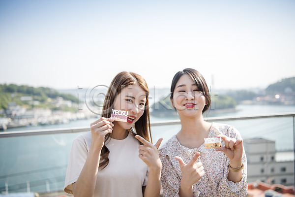 우정 즐거움 20대 두명 성인 성인여자만 여자 한국인 JPG 앞모습 포토 가리킴 관광지 국내여행 기념품 들기 미소(표정) 바다 봄 봄여행 상반신 서기 야외 야외테라스 여수 여행 우먼라이프 주간 친구 카페