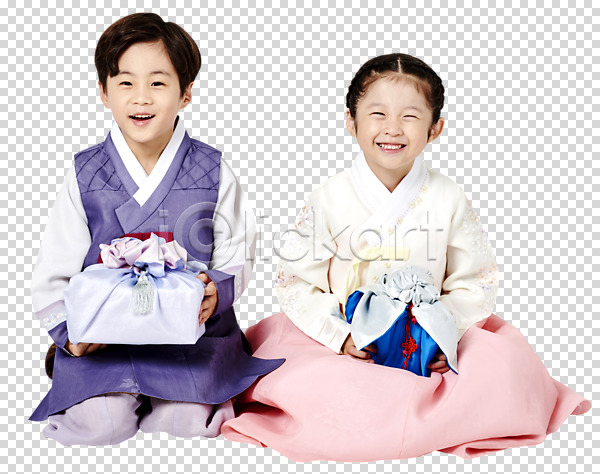 즐거움 행복 남자 두명 사람 어린이 어린이만 여자 한국인 PNG 앞모습 편집이미지 누끼 들기 명절 미소(표정) 보자기(천) 새해 새해선물 선물 선물꾸러미 앉기 응시 추석 추석선물 편집소스 포장 한복