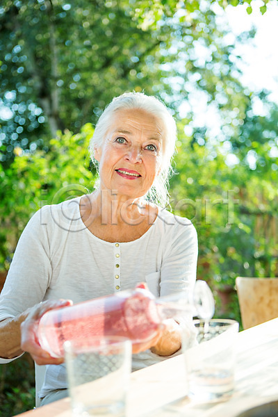 즐거움 행복 60대 노년 노인여자한명만 사람 서양인 성인 여자 한명 JPG 아웃포커스 옆모습 포토 물 미소(표정) 백발 붓기 상반신 실버라이프 앉기 야외 여름(계절) 응시 주간 체코 캐주얼 컬러풀 컵 할머니