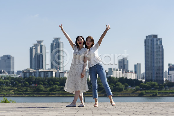우정 즐거움 20대 두명 성인 성인여자만 여자 한국인 JPG 앞모습 포토 공원 데이트 미소(표정) 빌딩 서기 소풍 손들기 야외 여름(계절) 인싸 전신 주간 친구 한강 한강공원