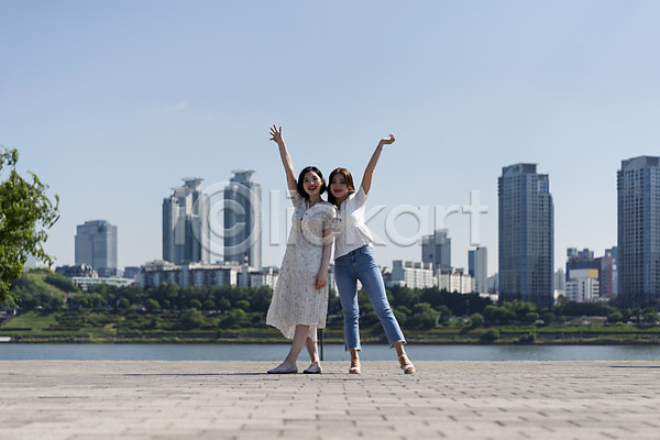 우정 즐거움 20대 두명 성인 성인여자만 여자 한국인 JPG 앞모습 포토 공원 데이트 미소(표정) 빌딩 서기 소풍 손들기 야외 여름(계절) 인싸 전신 주간 친구 한강 한강공원
