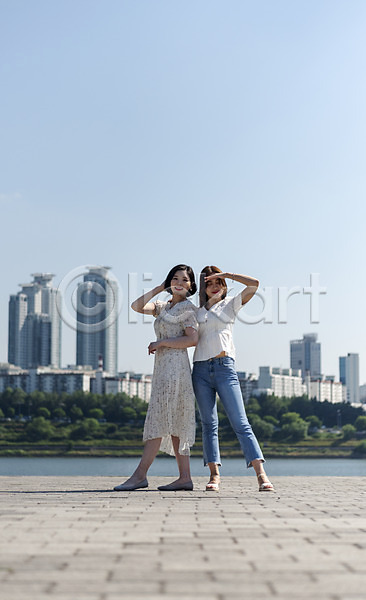 우정 즐거움 20대 두명 성인 성인여자만 여자 한국인 JPG 앞모습 옆모습 포토 공원 데이트 빌딩 서기 소풍 야외 여름(계절) 인싸 전신 주간 친구 포즈 하늘 한강 한강공원