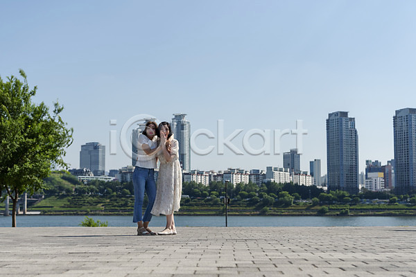 우정 즐거움 20대 두명 성인 성인여자만 여자 한국인 JPG 앞모습 포토 공원 데이트 빌딩 서기 소풍 야외 여름(계절) 인싸 장난 전신 주간 친구 한강 한강공원