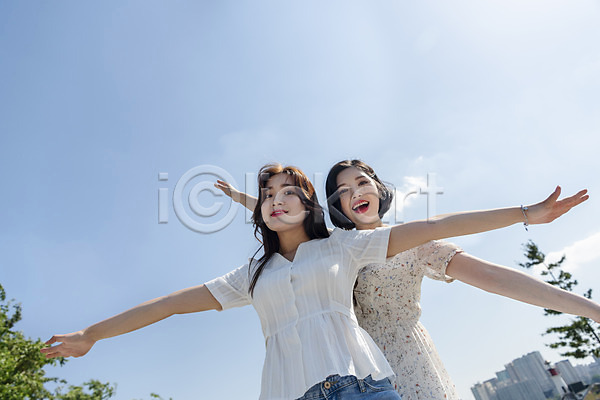 우정 즐거움 20대 두명 성인 성인여자만 여자 한국인 JPG 로우앵글 앞모습 포토 공원 데이트 미소(표정) 상반신 서기 소풍 야외 여름(계절) 인싸 주간 친구 팔벌리기 하늘 한강 한강공원