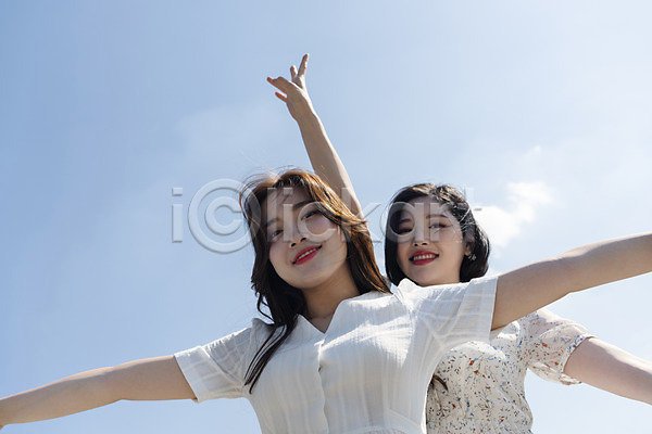 우정 즐거움 20대 두명 성인 성인여자만 여자 한국인 JPG 로우앵글 앞모습 포토 공원 데이트 미소(표정) 상반신 서기 소풍 야외 여름(계절) 인싸 주간 친구 팔벌리기 하늘 한강 한강공원