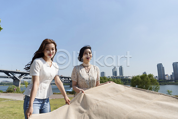 우정 즐거움 20대 두명 성인 성인여자만 여자 한국인 JPG 앞모습 포토 공원 데이트 돗자리 상반신 서기 소풍 야외 여름(계절) 인싸 주간 친구 펼침 한강 한강공원