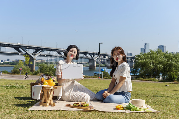 우정 즐거움 20대 두명 성인 성인여자만 여자 한국인 JPG 옆모습 포토 공원 과일 데이트 들기 미소(표정) 배너 사각프레임 샌드위치 소풍 앉기 야외 여름(계절) 인싸 전신 주간 친구 한강 한강공원
