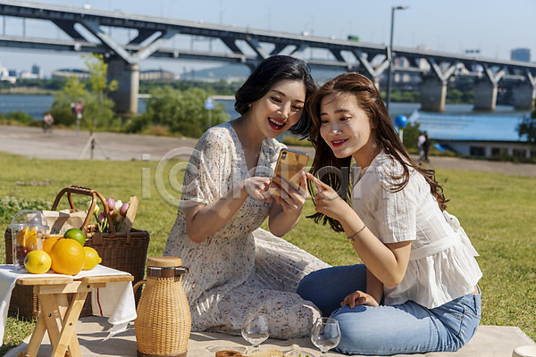 우정 즐거움 20대 두명 성인 성인여자만 여자 한국인 JPG 옆모습 포토 공원 과일 데이트 미소(표정) 사진촬영 샌드위치 소풍 스마트폰 앉기 야외 여름(계절) 응시 인싸 전신 주간 친구 한강 한강공원