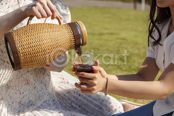우정 즐거움 20대 두명 성인 성인여자만 여자 한국인 JPG 포토 공원 데이트 상반신 소풍 앉기 야외 여름(계절) 인싸 주간 친구 커피 커피포트 한강 한강공원