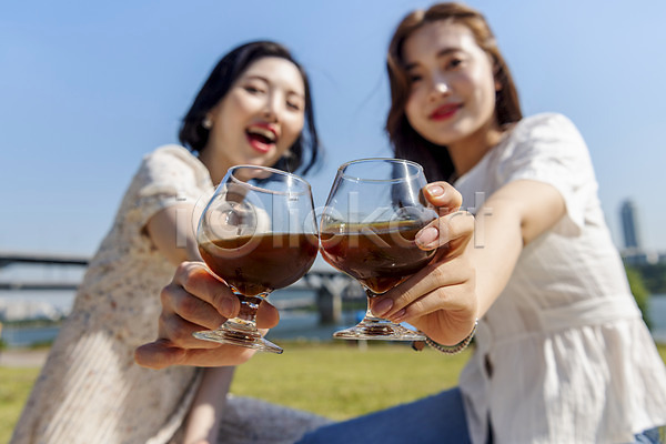 우정 즐거움 20대 두명 성인 성인여자만 여자 한국인 JPG 아웃포커스 옆모습 포토 공원 데이트 미소(표정) 상반신 소풍 앉기 야외 여름(계절) 인싸 주간 주기 친구 커피 한강 한강공원