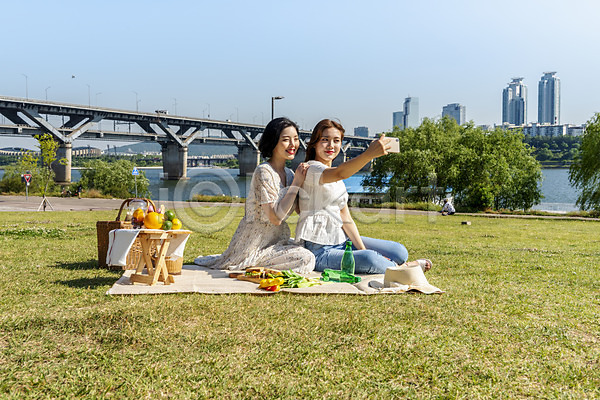 우정 즐거움 20대 두명 성인 성인여자만 여자 한국인 JPG 옆모습 포토 공원 과일 데이트 사진촬영 샌드위치 셀프카메라 소풍 스마트폰 앉기 야외 여름(계절) 인싸 전신 주간 친구 한강 한강공원