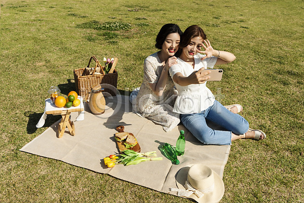 우정 즐거움 20대 두명 성인 성인여자만 여자 한국인 JPG 옆모습 포토 하이앵글 공원 과일 데이트 사진촬영 샌드위치 셀프카메라 소풍 스마트폰 앉기 야외 여름(계절) 인싸 전신 주간 친구 한강 한강공원