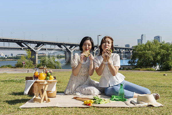우정 즐거움 20대 두명 성인 성인여자만 여자 한국인 JPG 앞모습 포토 공원 과일 데이트 먹기 샌드위치 소풍 앉기 야외 여름(계절) 인싸 전신 주간 친구 한강 한강공원