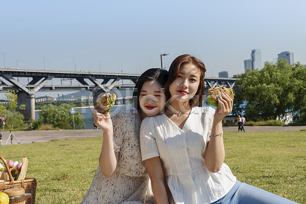 우정 즐거움 20대 두명 성인 성인여자만 여자 한국인 JPG 앞모습 포토 공원 과일 데이트 미소(표정) 상반신 샌드위치 소풍 앉기 야외 여름(계절) 인싸 주간 친구 한강 한강공원