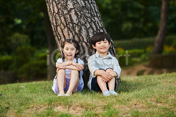 즐거움 체험학습 남자 두명 소녀(어린이) 소년 어린이 어린이만 여자 초등학생 한국인 JPG 앞모습 포토 공원 기댐 나무 맑음 앉기 야외 어린이라이프 여름(계절) 용인 웃음 자연 잔디 전신 주간 친구 캐주얼 휴양림