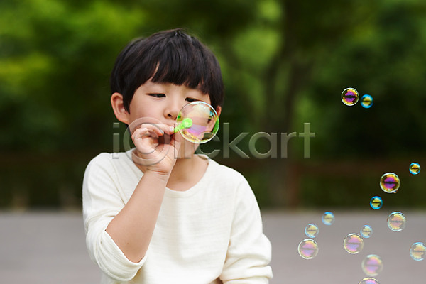 체험 남자 소년 소년한명만 어린이 초등학생 한국인 한명 JPG 앞모습 포토 공원 나무 놀이 비누방울놀이 비눗방울 상반신 서기 야외 어린이라이프 여름(계절) 용인 자연 잔디 주간 휴양림