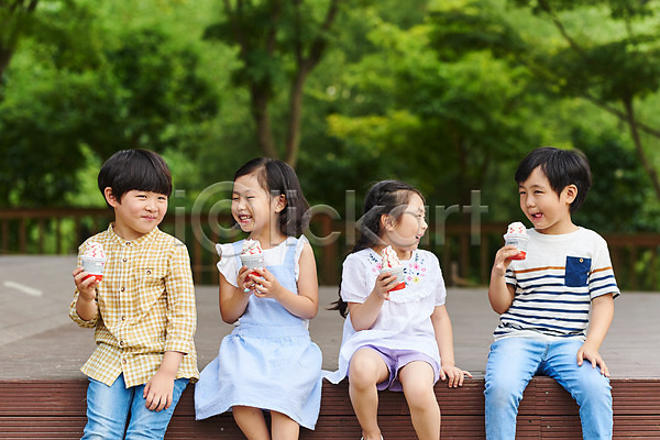 체험학습 남자 소녀(어린이) 소년 어린이 어린이만 여러명 여자 초등학생 한국인 JPG 앞모습 포토 공원 나무 먹기 상반신 아이스크림 앉기 야외 어린이라이프 여름(계절) 용인 웃음 응시 자연 잔디 주간 친구 휴양림