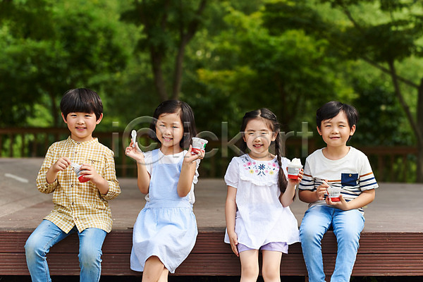 체험학습 남자 소녀(어린이) 소년 어린이 어린이만 여러명 여자 초등학생 한국인 JPG 앞모습 포토 공원 나무 먹기 상반신 아이스크림 앉기 야외 어린이라이프 여름(계절) 용인 웃음 자연 잔디 주간 친구 휴양림