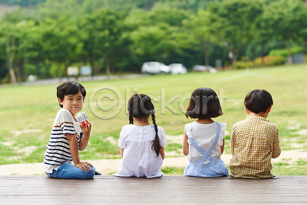 체험학습 남자 소녀(어린이) 소년 어린이 어린이만 여러명 여자 초등학생 한국인 JPG 뒷모습 포토 공원 나무 뒤돌아보기 먹기 상반신 아이스크림 앉기 야외 어린이라이프 여름(계절) 용인 자연 잔디 주간 친구 휴양림