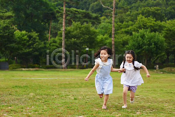 즐거움 체험학습 두명 소녀(어린이) 소녀만 어린이 여자 초등학생 한국인 JPG 앞모습 포토 공원 나무 달리기 맑음 손잡기 야외 어린이라이프 여름(계절) 용인 자연 잔디 전신 주간 친구 캐주얼 휴양림