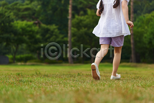 즐거움 체험학습 소녀(어린이) 소녀한명만 어린이 여자 초등학생 한국인 한명 JPG 뒷모습 포토 공원 나무 달리기 맑음 야외 어린이라이프 여름(계절) 용인 자연 잔디 주간 캐주얼 하반신 휴양림