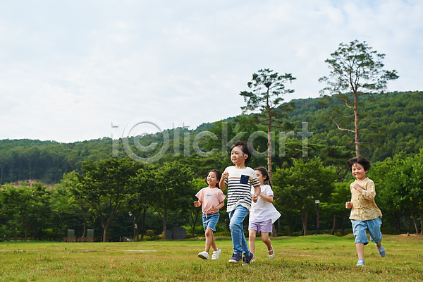 즐거움 체험학습 남자 소녀(어린이) 소년 어린이 어린이만 여러명 여자 초등학생 한국인 JPG 앞모습 포토 공원 나무 달리기 맑음 야외 어린이라이프 여름(계절) 용인 자연 잔디 전신 주간 친구 캐주얼 휴양림