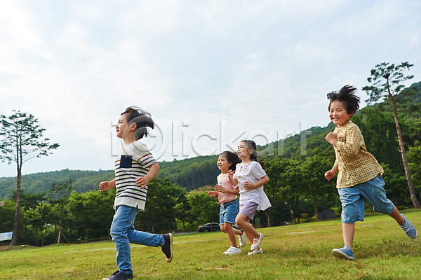 즐거움 체험학습 남자 소녀(어린이) 소년 어린이 어린이만 여러명 여자 초등학생 한국인 JPG 앞모습 옆모습 포토 공원 나무 달리기 맑음 야외 어린이라이프 여름(계절) 용인 자연 잔디 전신 주간 친구 캐주얼 휴양림