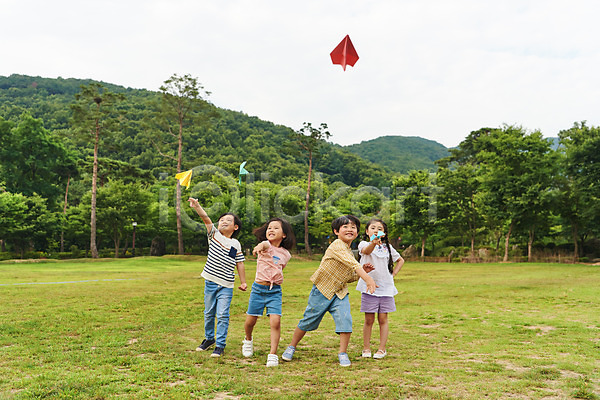 체험학습 남자 소녀(어린이) 소년 어린이 어린이만 여러명 여자 초등학생 한국인 JPG 앞모습 포토 공원 나무 날리기 야외 어린이라이프 여름(계절) 용인 자연 잔디 전신 종이비행기 주간 친구 컬러풀 휴양림