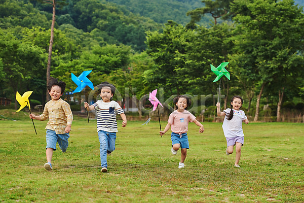 체험학습 남자 소녀(어린이) 소년 어린이 어린이만 여러명 여자 초등학생 한국인 JPG 앞모습 포토 공원 나무 달리기 바람개비 야외 어린이라이프 여름(계절) 용인 자연 잔디 전신 주간 친구 컬러풀 휴양림