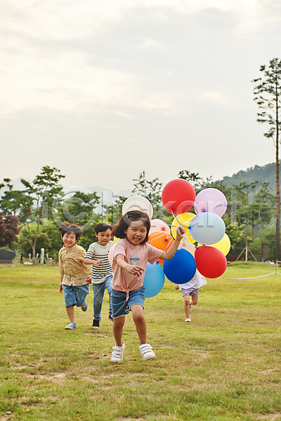 체험학습 남자 소녀(어린이) 소년 어린이 어린이만 여러명 여자 초등학생 한국인 JPG 앞모습 포토 공원 나무 달리기 들기 야외 어린이라이프 여름(계절) 용인 자연 잔디 전신 주간 친구 컬러풀 풍선 휴양림