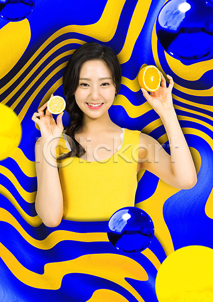 20대 성인 성인여자한명만 여자 한국인 한명 PSD 앞모습 편집이미지 기하학 뉴트로 들기 미소(표정) 상반신 오렌지 원형 지오메트릭 컬러풀 패턴